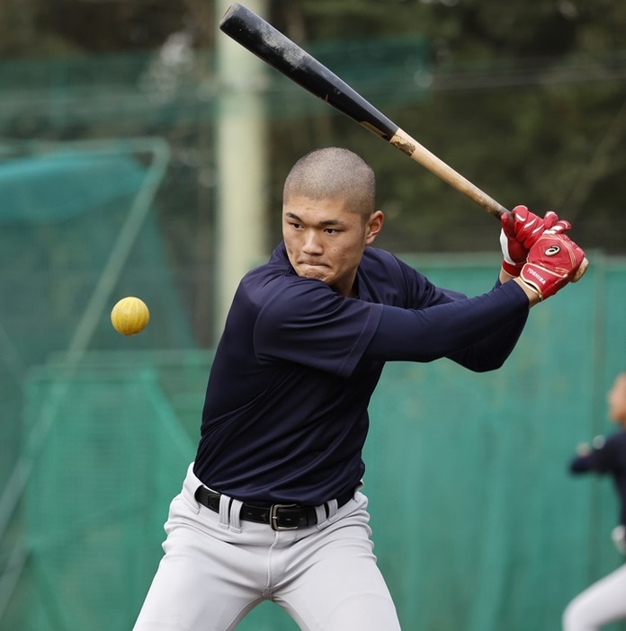 2年生の5月から主将を務める主将・阿部葉は不動の一番・中堅。左打席からのミート力は抜群で、この日のロングティーでは130メートル弾を放ち、パワーアップを印象づけた[写真=田中慎一郎]