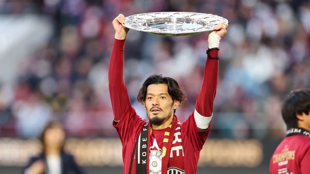 J1リーグ優勝シャーレを掲げる山口蛍選手(写真：森田直樹/アフロスポーツ)