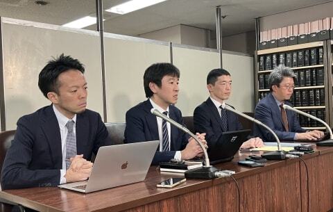 控訴審の第1回口頭弁論後に開いた記者会見で説明する江口さん（右から2人目）と代理人弁護士たち（2024年12月17日／弁護士ドットコム撮影）