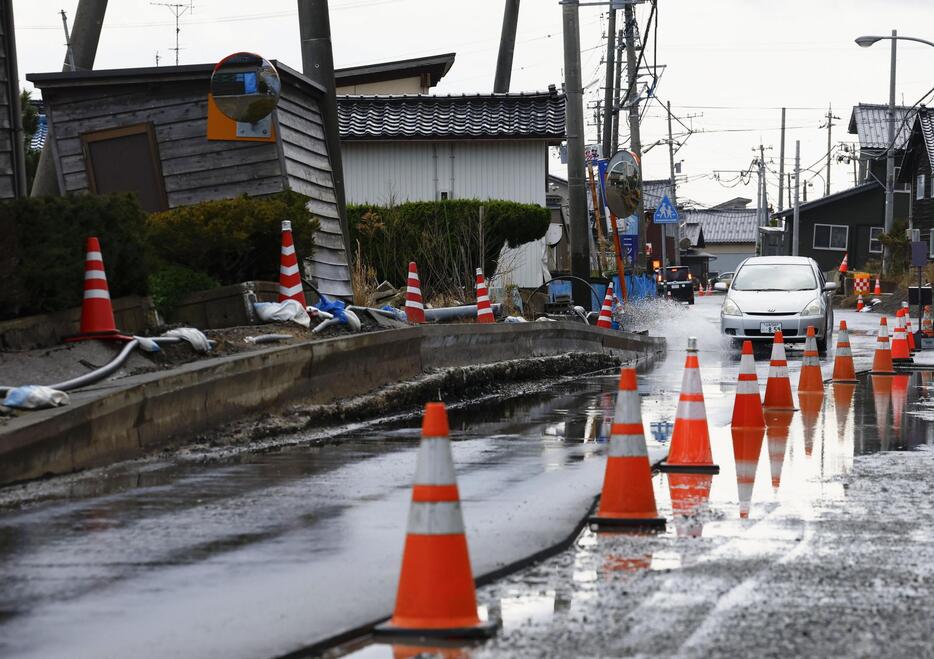 能登半島地震による液状化被害が残る石川県内灘町西荒屋地区。道路の復旧工事が続く＝22日午後