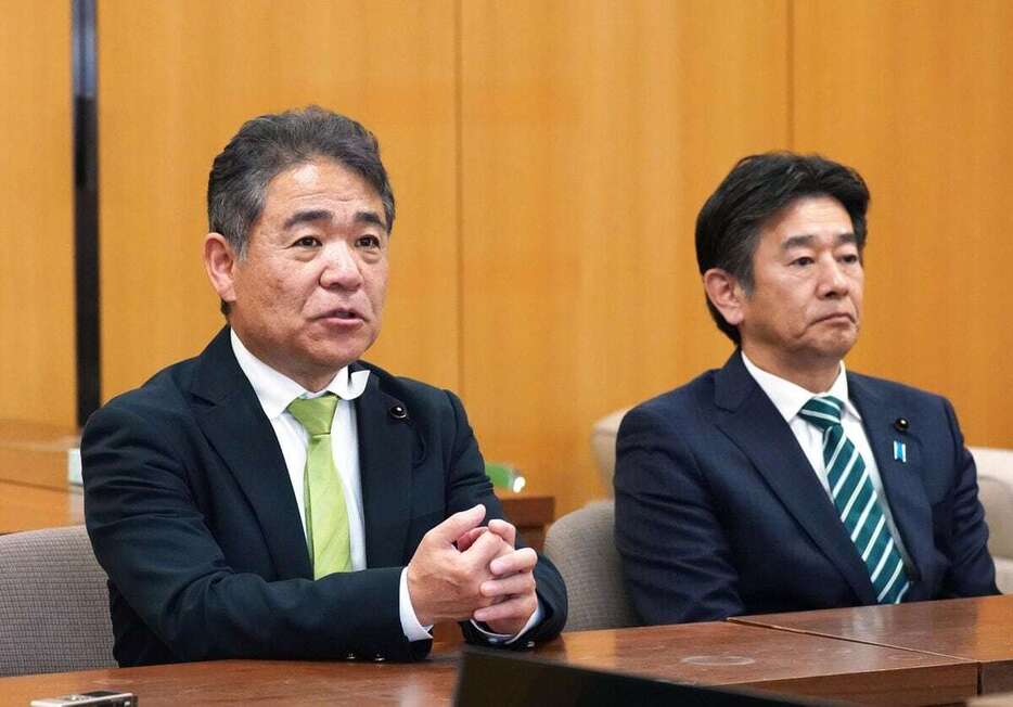 自主解散の提案見送りが決まり、取材に応じる維新県議団幹部＝3日、神戸市中央区（南雲都撮影）