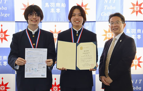 【加藤支店長（右端）から表彰状とメダルを贈られた山下さん（中央）と塚本さん＝鳥羽市の鳥羽商船高専で】