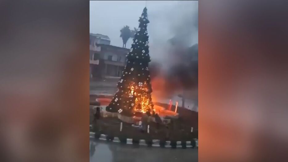 シリア中部の都市にあるクリスマスツリーに火が付けられる動画が拡散した