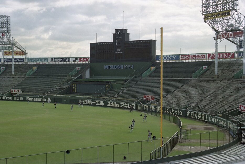 かつてはラッキーゾーンが設置されていた甲子園球場（1991年）