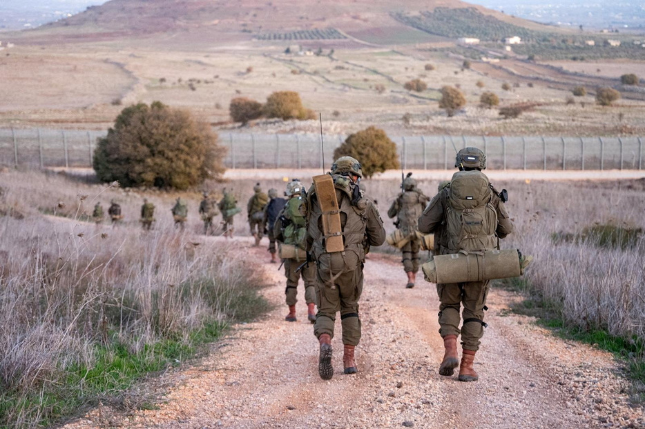 13日、シリア国境で活動するイスラエル軍の空挺（くうてい）旅団（イスラエル軍提供・ロイター＝共同）