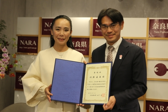 山下奈良県知事(右)から委嘱状を受け取った河瀬さん=11日、県庁　