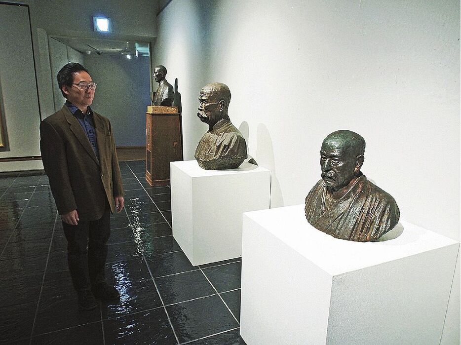 保田龍門の彫刻作品などが並ぶ展示室（和歌山県田辺市たきない町の市立美術館で）