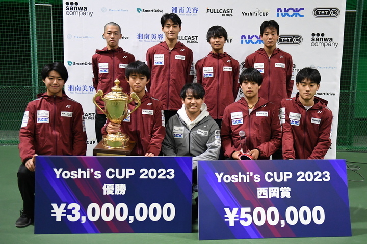 昨年の「Yoshiʼs CUP」の出場選手たちと、主催した西岡良仁。今年は優勝者への活動支援金が400万円にアップする。写真：スマッシュ編集部