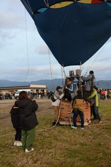 係留したバルーンに搭乗する家族連れ＝佐賀市の防災ステーション