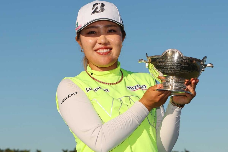 米女子ツアー平均ストローク1位の選手に授与されるベアトロフィーを日本人選手で初めて獲得した古江彩佳　写真:Getty Images