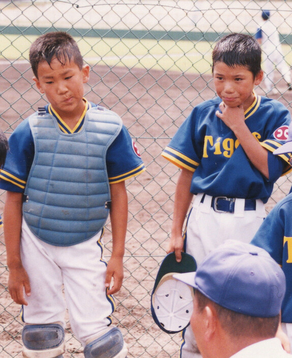 小学生時代の田中将大（左）と坂本勇人＝２０００年撮影（山崎三孝さん提供）