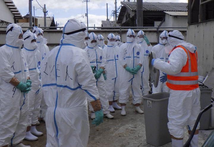 鳥インフルエンザが新たに発生した西条市の養鶏場で、殺処分作業について説明を受ける防疫従事者＝19日午前（県提供）