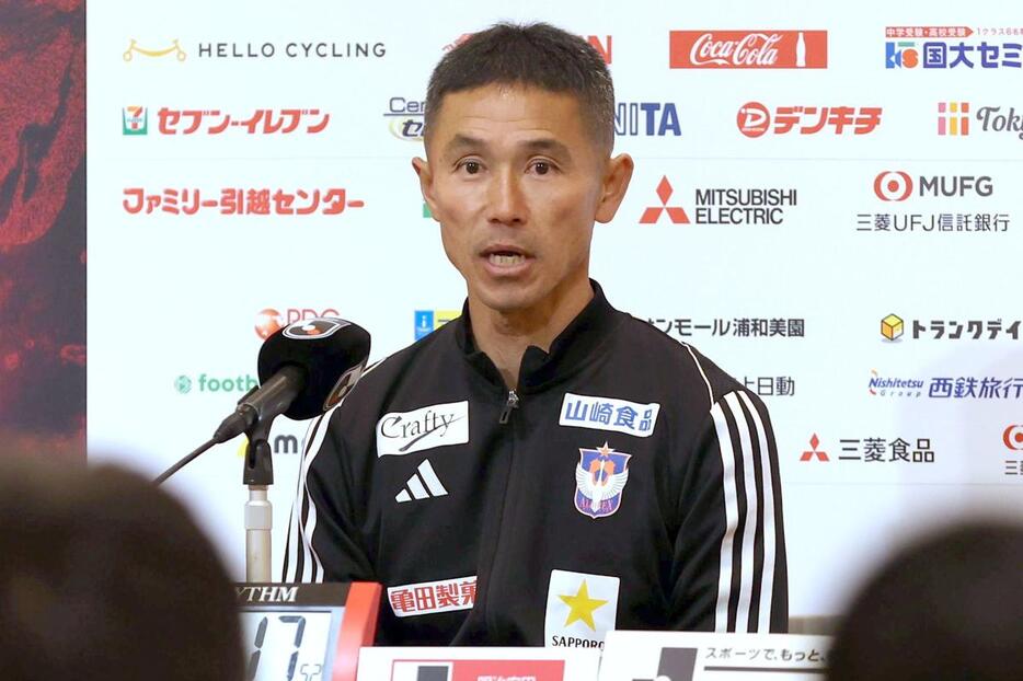 自力でのＪ１残留を決めた試合後会見で、安堵の表情を見せる松橋力蔵監督