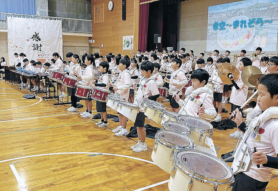 復旧復興への願いと感謝を込めて力強く演奏する６年生＝輪島市河井小体育館