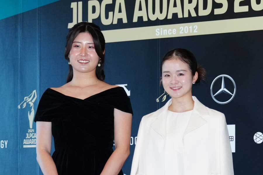 JLPGA年間表彰式に出席した大里桃子（左）と川崎春花【写真：小林靖】