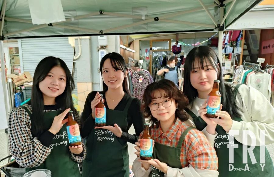 『一宮ビアフェス』会場で、初めての手作りビールを販売する椙山女学園大の女子大生たち