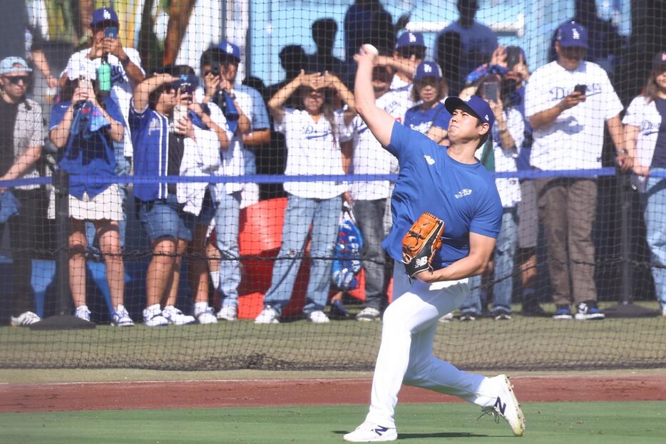 ファンが見守るなか遠投する大谷翔平