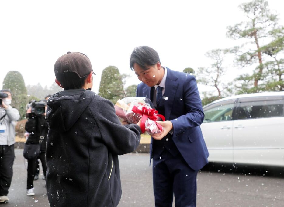 地元の小学生から花束を受け取る船迫大雅（カメラ・今成　良輔）