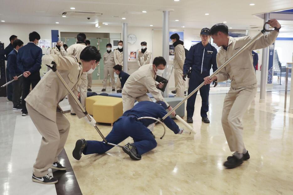 民間フェリーに不審者が侵入したとの想定で実施されたテロ対応訓練＝16日、大阪港