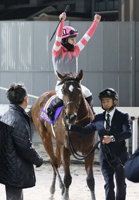 全日本2歳優駿・ミリアッドラヴと西村淳也騎手 (C)Hiroki Homma