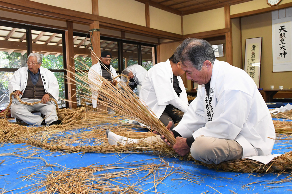 新年に向けてせっせと準備する氏子総代ら＝館山