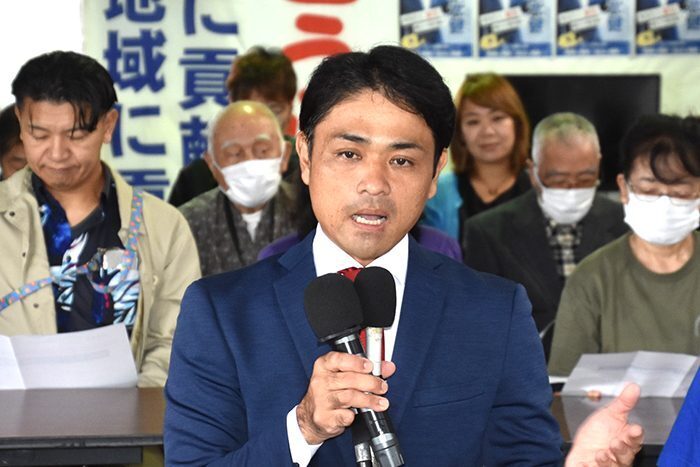 政策について説明する前里光健氏＝7日、宮古島市平良下里