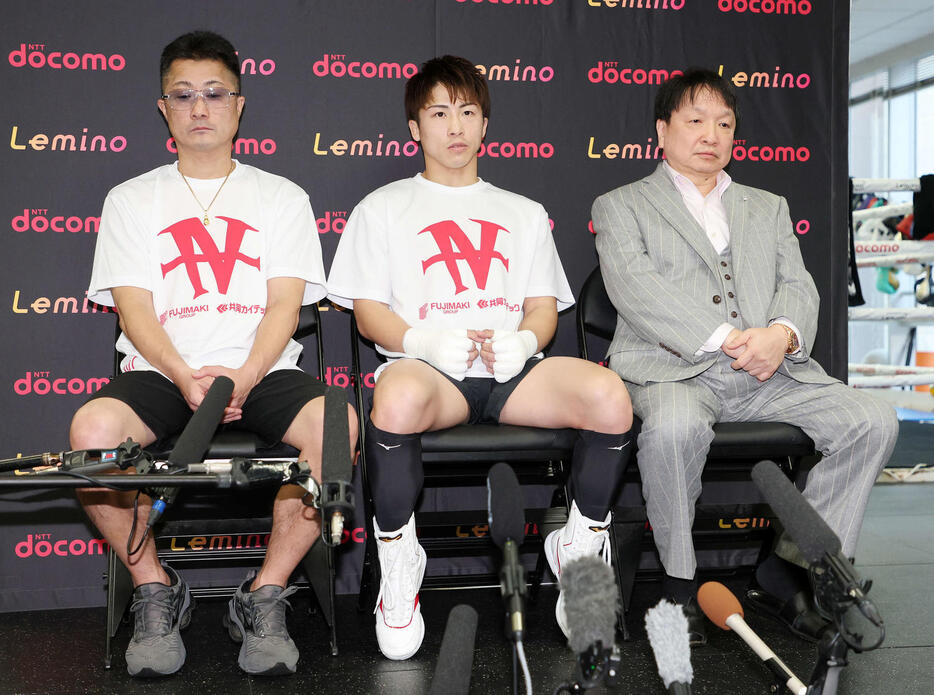 報道陣の質問に答える、左から井上トレーナー、井上、大橋会長（撮影・鈴木正人）