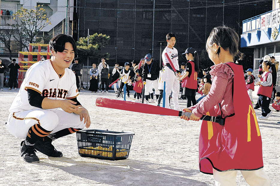 野球の楽しさを伝える山瀬選手（手前）と内山選手（奥）＝都内