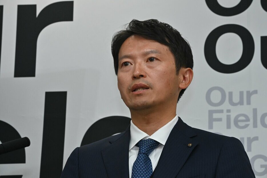 兵庫県知事就任会見で話す斎藤元彦県知事=2024年11月19日