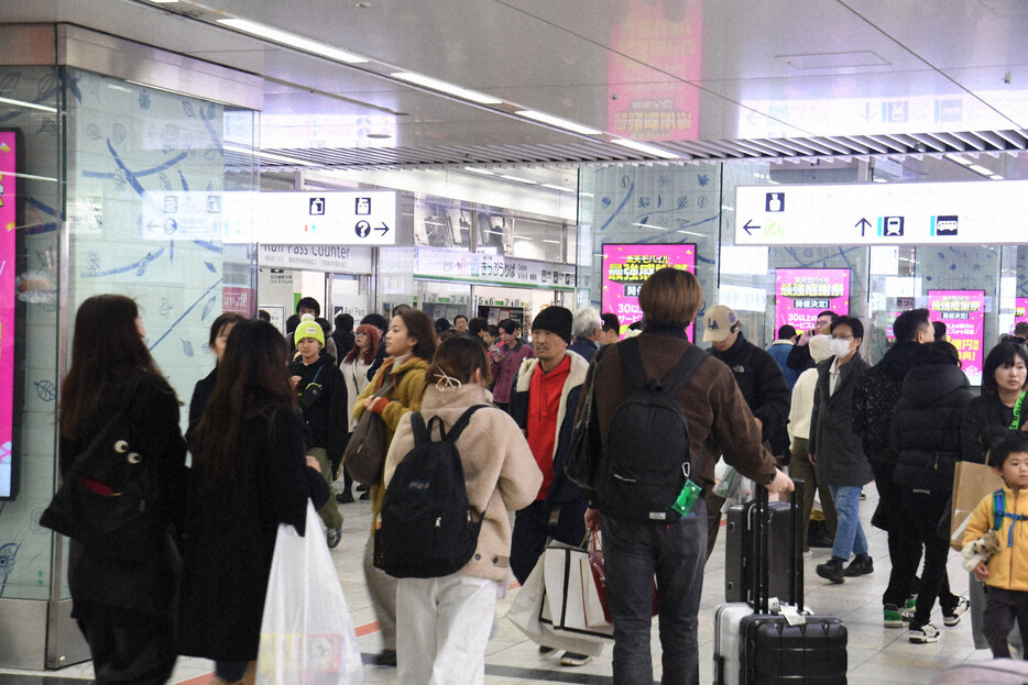 多くの人で混み合うJR博多駅＝福岡市博多区で2024年12月26日午後5時48分、下原知広撮影