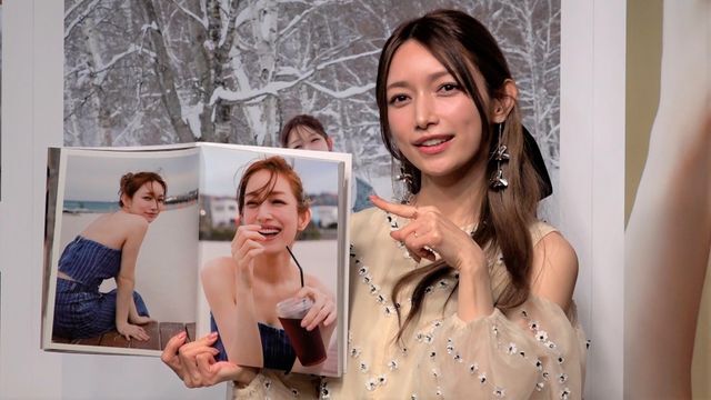 写真集のお気に入りページをアピールする後藤真希さん