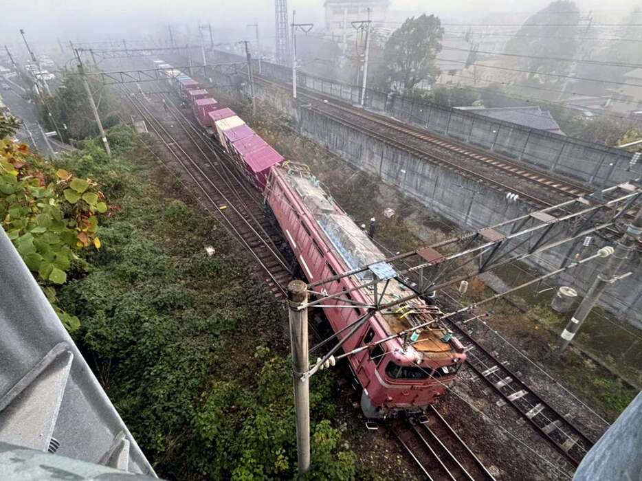 脱線した機関車＝１２日午前７時半ごろ、薩摩川内市のＪＲ川内駅近く