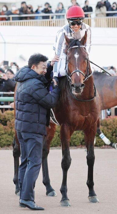 ドウデュースが２３年有馬記念を制し、友道康夫調教師と武豊騎手は握手