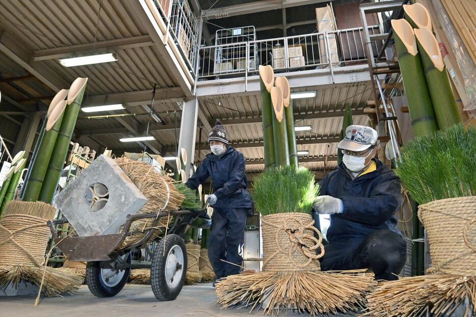 最盛期を迎えた門松作り＝宇都宮市泉町、森田大地撮影