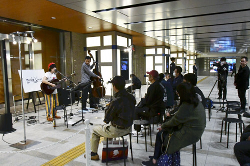 路上ライブを行うはしもとねねさん（左）（１１月１４日、東京都中央区で）