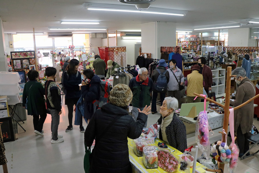 買い物客らでにぎわう浦上百貨センター＝長崎市川口町