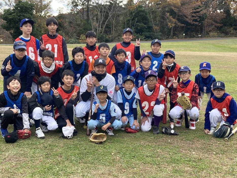 「福島県いわき海浜自然の家」での野球教室を参加し、地元の子供たちと記念撮影するロッテ・佐藤都志也捕手（球団提供）