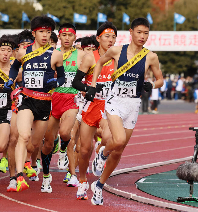 全国高校駅伝・男子の部　スタートし先頭を走る八千代松陰・鈴木琉胤（右）とランナーたち（撮影・加藤哉）