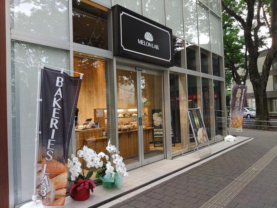 1位のメロンパン専門店「MELON LAB. 常盤平店」店舗外観。店主は女子プロゴルファー