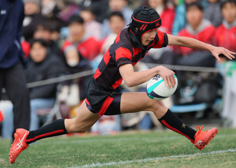 【近大和歌山－坂出第一】前半、スクラムからボールをつなぎ近大和歌山の伊藤吏雄がトライ＝東大阪市花園ラグビー場で2024年12月28日、長澤凜太郎撮影