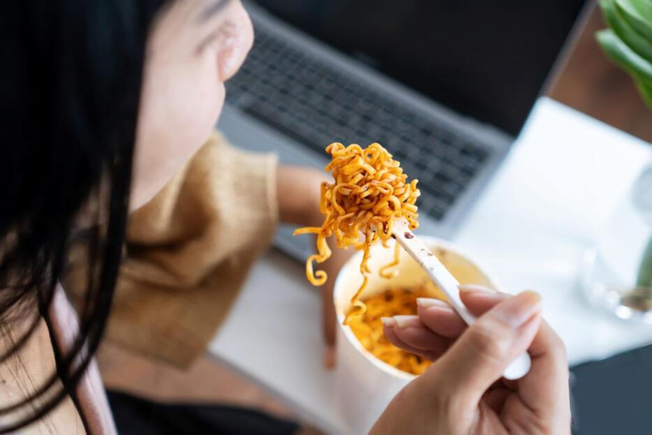 同僚の昼食はいつも「カップ麺・野菜ジュース」です。「300円で済む」とのことですが、健康面に影響はないのでしょうか？ 問題なければマネしたいです