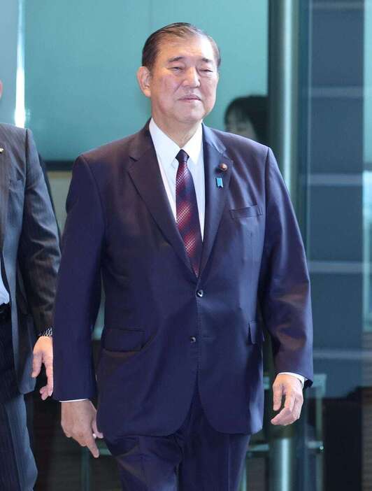 首相官邸に入る石破茂首相（春名中撮影）