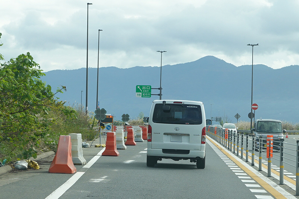 閉鎖中の京奈和道 紀の川IC（乗りものニュース編集部撮影）。