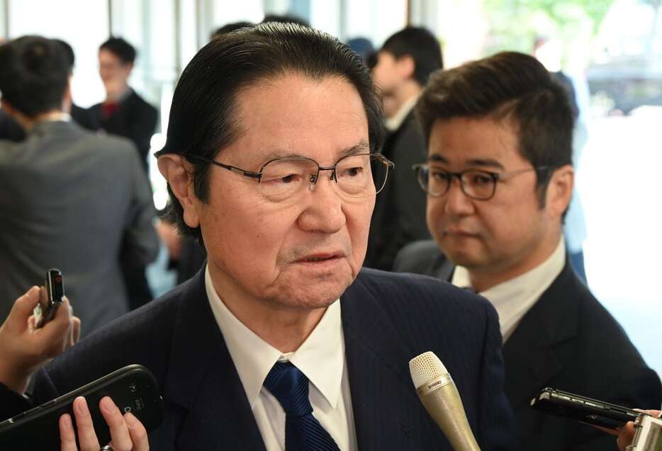 記者団の取材に応じる自民党の衛藤征士郎元衆院副議長＝8日午後、党本部（奥原慎平撮影）