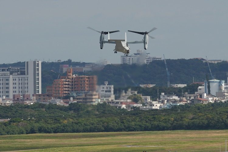 普天間飛行場を離陸する米軍のMV22オスプレイ＝11日午前10時14分、宜野湾市