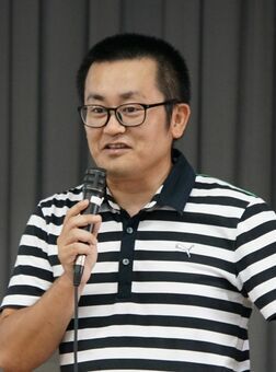 （資料写真）沖縄大学で市民や学生を前に講演する打越正行さん＝２０１９年、那覇市