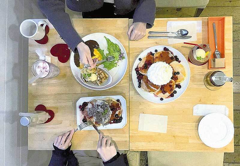 真上から撮影したパンケーキなどの料理（仙台市の「38kitchen勾当台店」で）＝提供写真