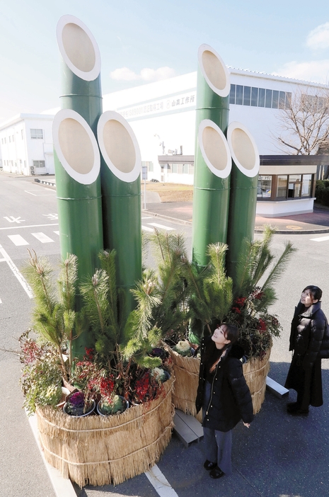 ドラム缶で作られた巨大門松（24日、北九州市八幡東区で）＝貞末ヒトミ撮影