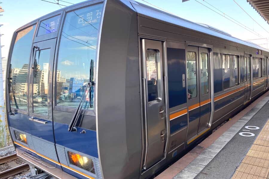 新長田駅に到着したJR神戸線の普通列車（画像：高田泰）