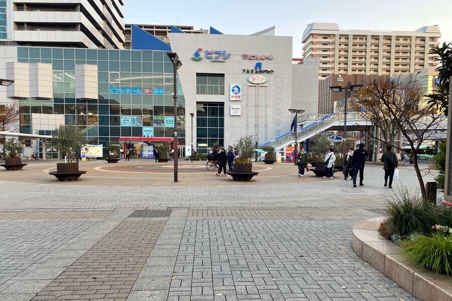 バスターミナル化が中止された新長田駅前広場（画像：高田泰）